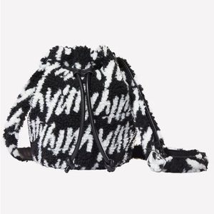 💙💖 NWT Yitty Major Label Black & White Sherpa Bucket Bag